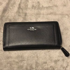 NWOT Coach Darcy Saffiano Zip Around Wallet F50427